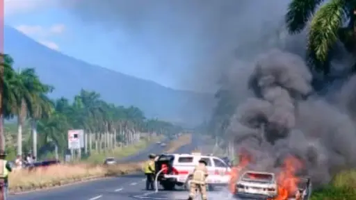 Carro se incendia en autopista Palín-Escuintla ,Bomberos Voluntarios