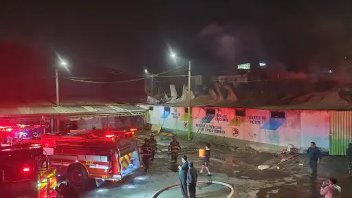 El fuego ha consumido varios locales del mercado Carolingia, en Mixco. ,Bomberos Voluntarios