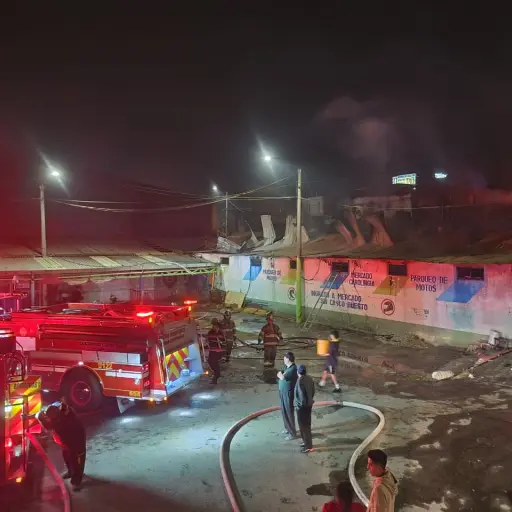 El fuego ha consumido varios locales del mercado Carolingia, en Mixco. ,Bomberos Voluntarios