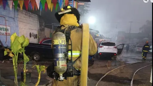 El fuego consumió varios vehículos que se encontraban en un predio de Chimaltenango. ,Bomberos Voluntarios