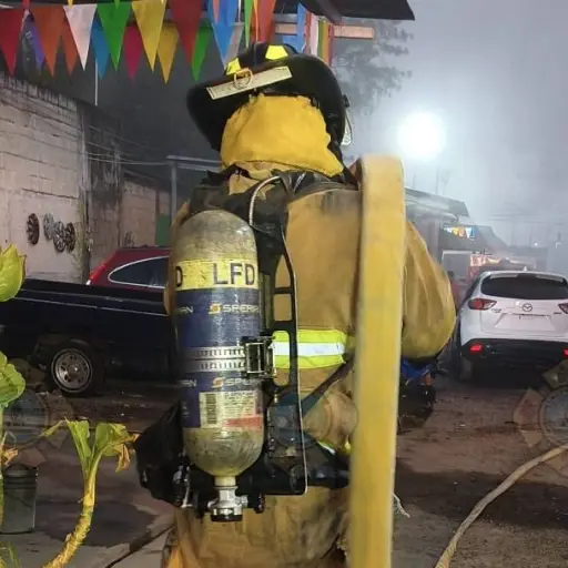 El fuego consumió varios vehículos que se encontraban en un predio de Chimaltenango. ,Bomberos Voluntarios