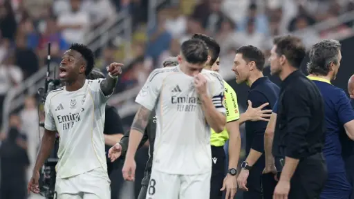 Vinícius y Diego Simeone durante una discusión en semifinal de la Supercopa de España 