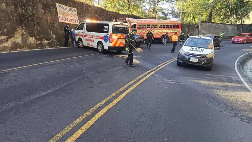 El choque entre un bus y un sedán dejaron dos heridos y fuerte congestionamiento en Avenida Hincapié. ,Bomberos Voluntarios.