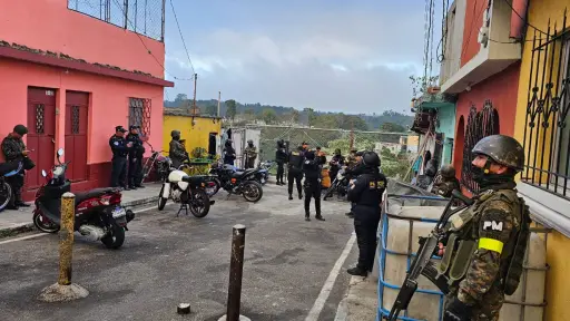 Durante el operativo. la PNC realiza registros ciudadanos. ,PNC de Guatemala.