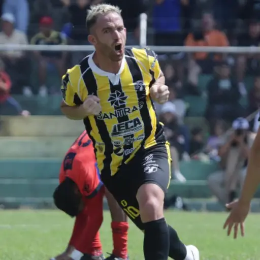 Nicolás Lovato evita la derrota del Aurora ante Municipal 