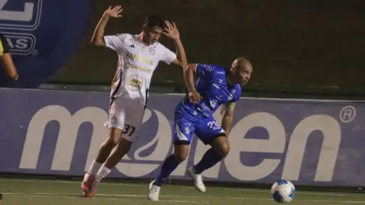 Janderson Pereira en una acción anoche ante David Prada 