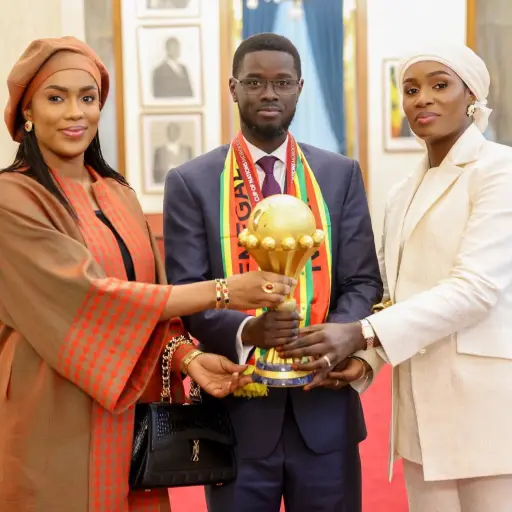 Marie Khone Faye y Absa Faye, esposas del presidente de Senegal, Bassirou Diomaye Faye 
