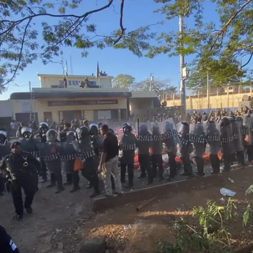 Personal de la PNC, Sistema Penitenciario y Ejército permanecen en las afueras de Renovación 1 el 18 de enero de 2026, tras registrarse un motín en esa prisión. ,DGSP