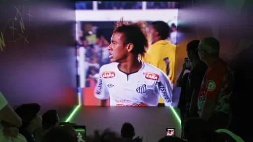 Neymar hace una exposición sobre su carrera 