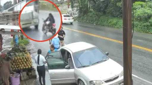 Brutal choque entre motocicleta y tráiler deja dos muertos en Puerto Barrios. ,Captura de pantalla video de Facebook.