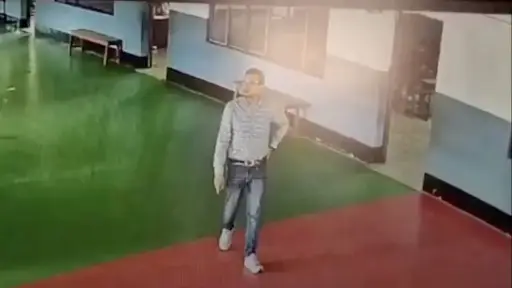 Padre sufre infarto y muere en escuela de India. ,Captura de pantalla video de X.