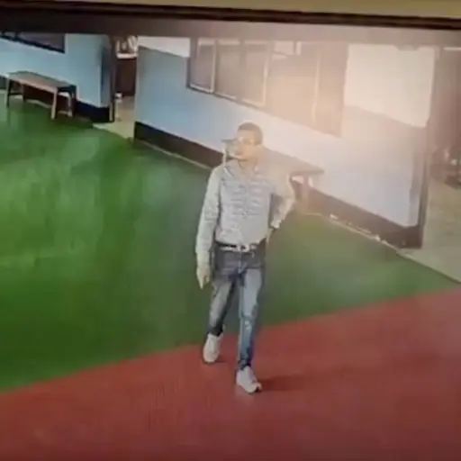 Padre sufre infarto y muere en escuela de India. ,Captura de pantalla video de X.