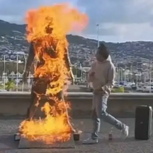 Un hombre incendió la estatua de Cristiano Ronaldo en Maedeira