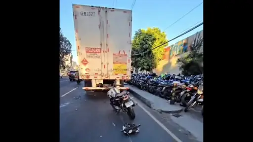 En la colisión ocurrida en la calzada Roosevelt estuvieron involucrados un motorista y el conductor de un cabezal. ,PMT capitalina/Montejo