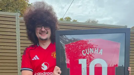 Frank Ilett, aficionado del Manchester United que lleva casi 500 días sin cortarse el cabello - instagram @theunitedstrand