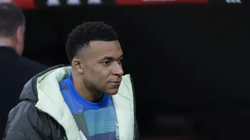 Kylian Mbappé en el banquillo del Estadio Santiago Bernabéu - EFE