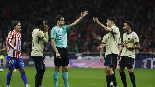 El FC Barcelona eleva una queja a la Federación por el arbitraje - EFE