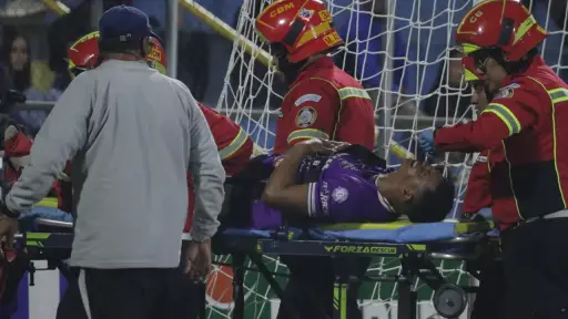 Carlos Castrillo tuvo que salir en camilla del estadio El Trébol 