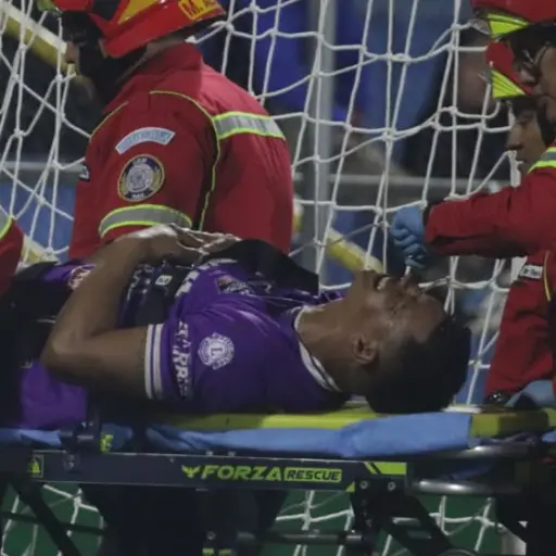 Carlos Castrillo tuvo que salir en camilla del estadio El Trébol 