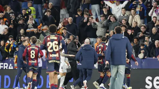 El derbi entre el Levante y el Valencia terminó con una pelea y con lanzamiento de botellas. 