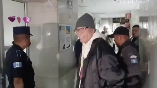 Carlos Ovidio Acevedo Navas, señalado de atropellar a un motorista en la zona 9 capitalina, antes de ingresar a una sala de audiencias el jueves 12 de febrero de 2026. ,Ángel Oliva/EU