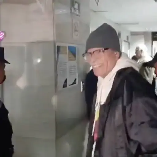 Carlos Ovidio Acevedo Navas, señalado de atropellar a un motorista en la zona 9 capitalina, antes de ingresar a una sala de audiencias el jueves 12 de febrero de 2026. ,Ángel Oliva/EU