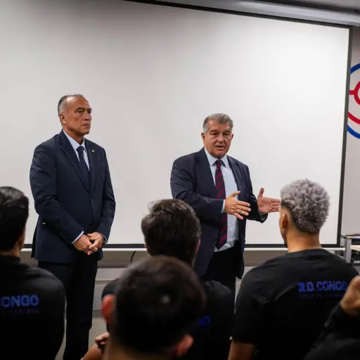 Laporta se despide de la plantilla y cuerpo técnico del Barça - EFE