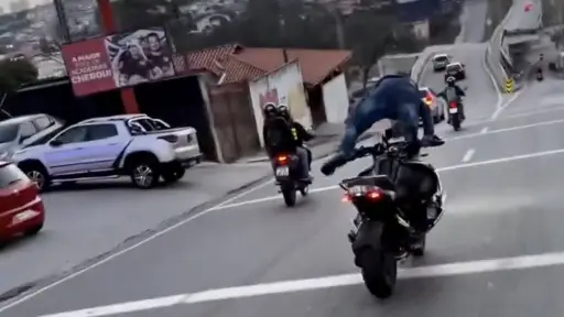 Maniobra extrema sale mal. ,Captura de pantalla video de X.