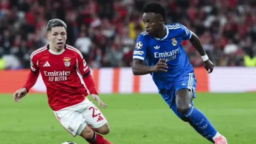 Gianluca Prestianni y Vinícius Júnior en la disputa de un balón - EFE