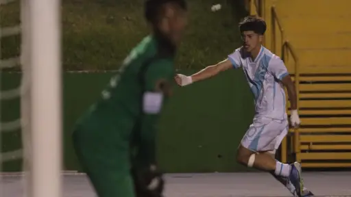 Patrick Arana al momento de convertir el 1-0 ante Antigua y Barbuda 