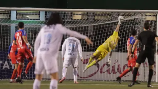Golazo de Jesús Corona para el empate en el partido entre Xelajú y Monterrey 