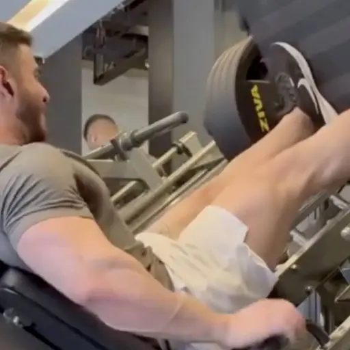 Fisicoculturista sufre grave lesión en gimnasio de Brasil. ,Captura de pantalla video de X.