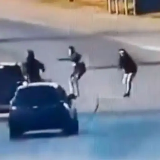 Delincuente sale volando tras fallido asalto. ,Captura de pantalla video de X.