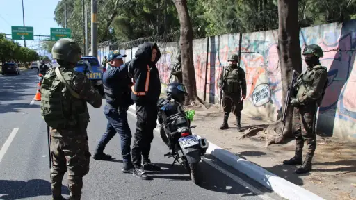 El puesto de registro de la calzada Atansio Tzul sirvió para identificar a los ciudadanos. ,PNC de Guatemala.