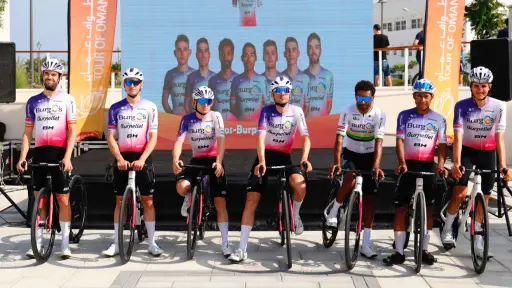 El guatemalteco Sergio Chumil junto a sus compañeros de equipo - Burgos BH