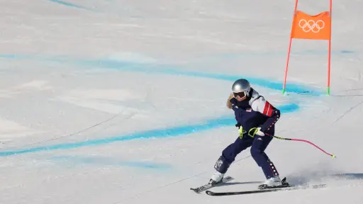 Lindsey Vonn de EE. UU. calentando antes del Descenso de Esquí Alpino femenino, en el centro de esquí Tofane de los Juegos Olímpicos de Invierno Milano Cortina 2026 - EFE