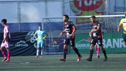 Sebastián José Colón celebrando ante Mixco 
