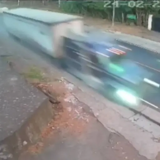 Conductor desvía tráiler sin frenos y el impacto queda grabado. ,Captura de pantalla video de X.