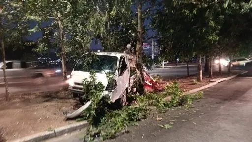 Camión empotrado en arriate central de carretera Nueva, en Mixco. ,Tránsito Mixco