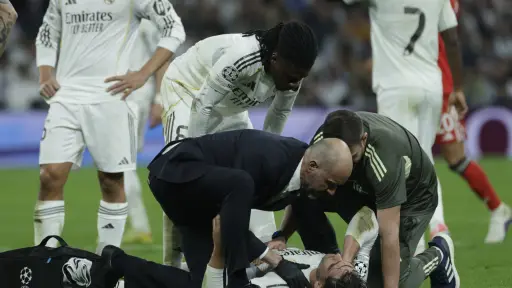 Raúl Asencio atendido tras golpe con Camavinga 