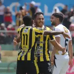 Celebración de Aurora ante Comunicaciones - Alex Meoño