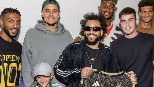 Matt Evans junto a Marcelo en el BMO Stadium - LAFC