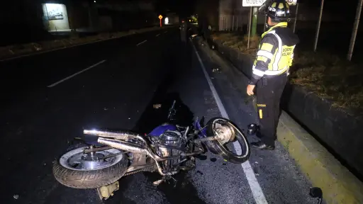 El conductor de una motocicleta murió la madrugada de este sábado en carretera a El Salvador. ,Bomberos Voluntarios.