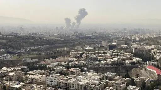 Columnas de humo se ven en el centro de Teherán, tras los ataques de EE. UU. e Israel contra Irán. ,EFE