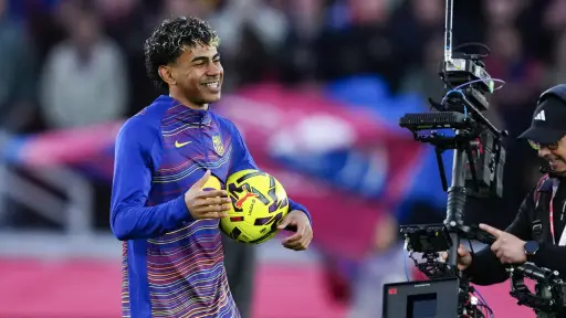 Lamine Yamal con el balón tras anotar su primer hat-trick como profesional - EFE