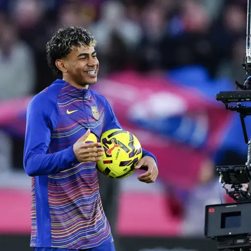 Lamine Yamal con el balón tras anotar su primer hat-trick como profesional - EFE