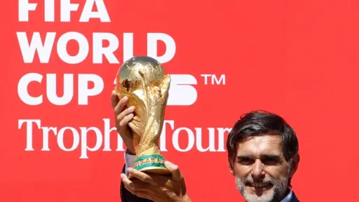 El exfutbolista argentino Roberto Ayala levanta la Copa del Mundo FIFA en Ciudad de México (México). 