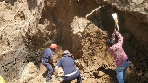 Varias personas apoyan en el proceso para recuperar al hombre soterrado. ,Bomberos Municipales Departamentales. 