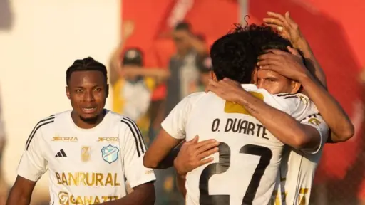 Comunicaciones gana y se aleja de la zona del descenso 