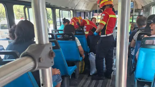 Paramédicos trabajaron adentro del autobús para atender a los heridos. ,Redes sociales.